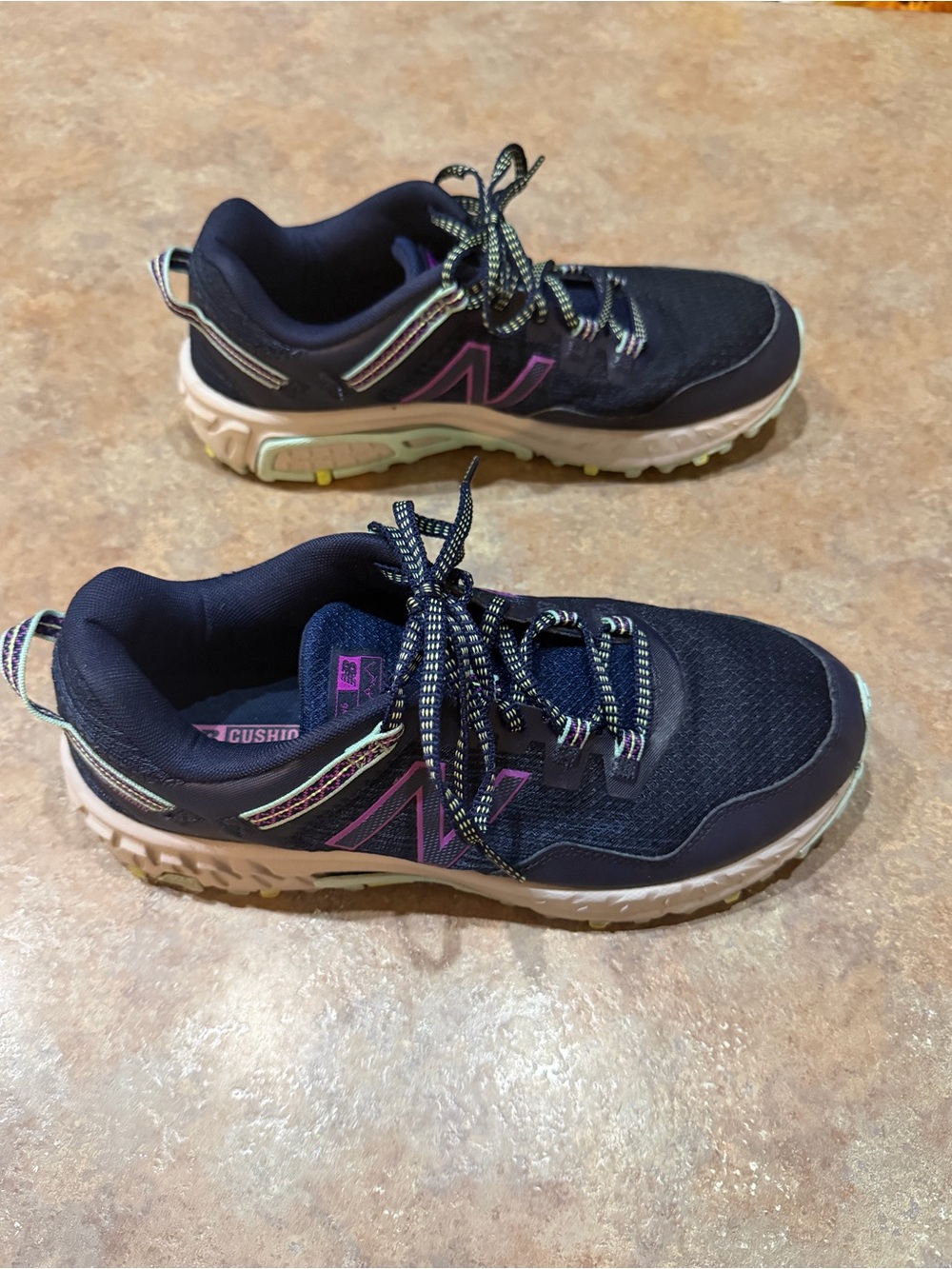 New Balance Women's 410 V6 Trail Shoes. Navy with Purple Accent. Size 9 - Picture 4 of 7